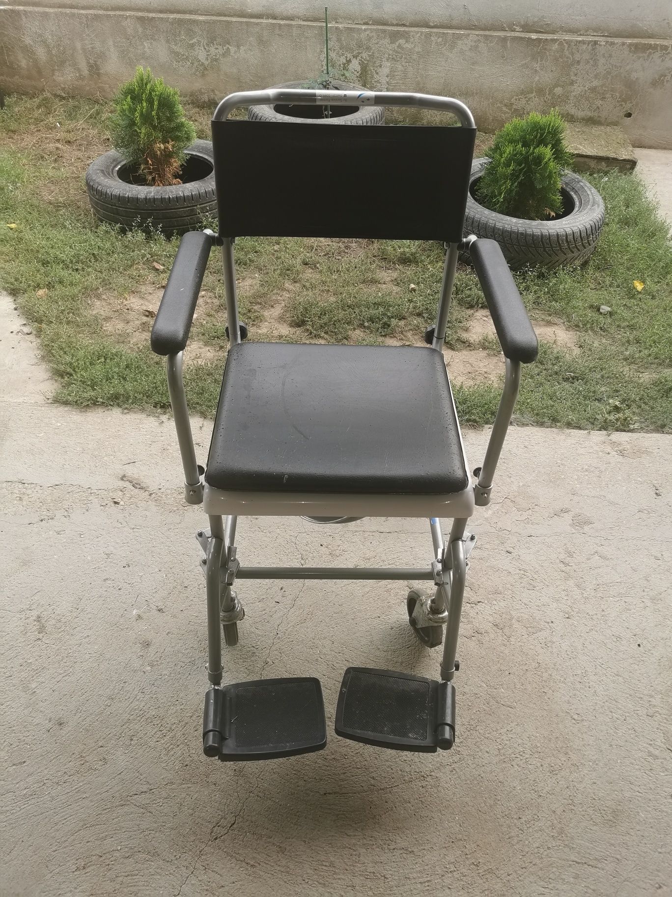 Scaun cu rotile pentru invalizi