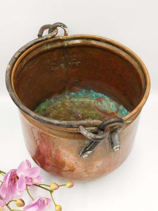 Голямо холандско медно котле, ръчно изковано с дръжка от ковано желязо