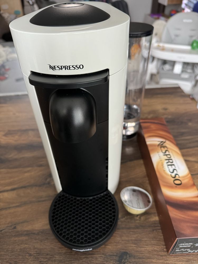 Кафемашина Nespresso Vertuo + подарък капсули