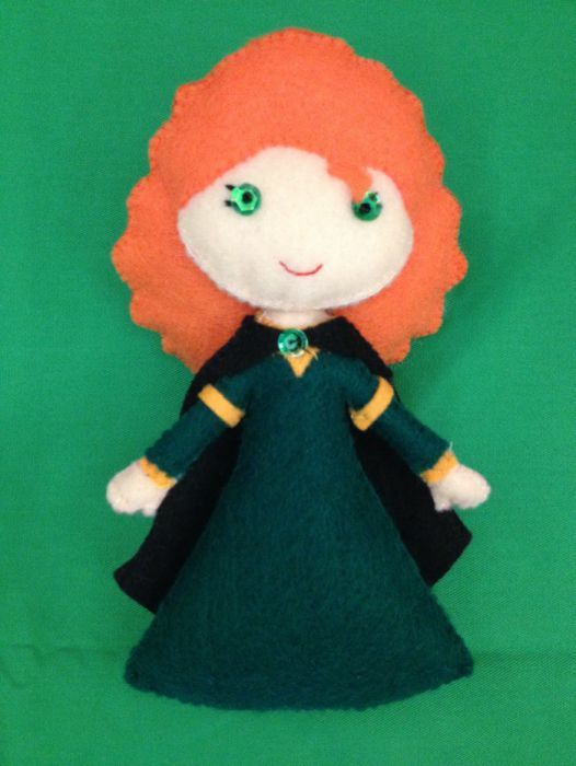 Regina Elinor, mama Mama Neinfricatei Merida, papusa handmade din fetr