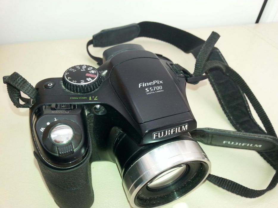 camera foto Fujifilm 5700 funcțională, stare buna