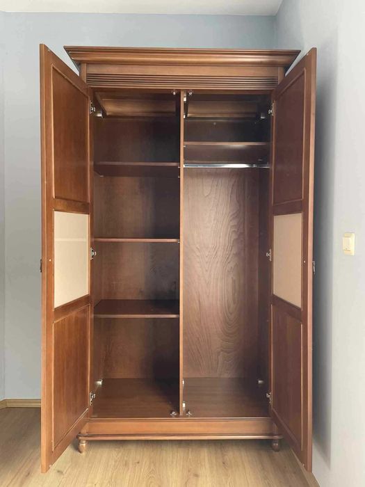 Продавам масивен дървен гардероб.