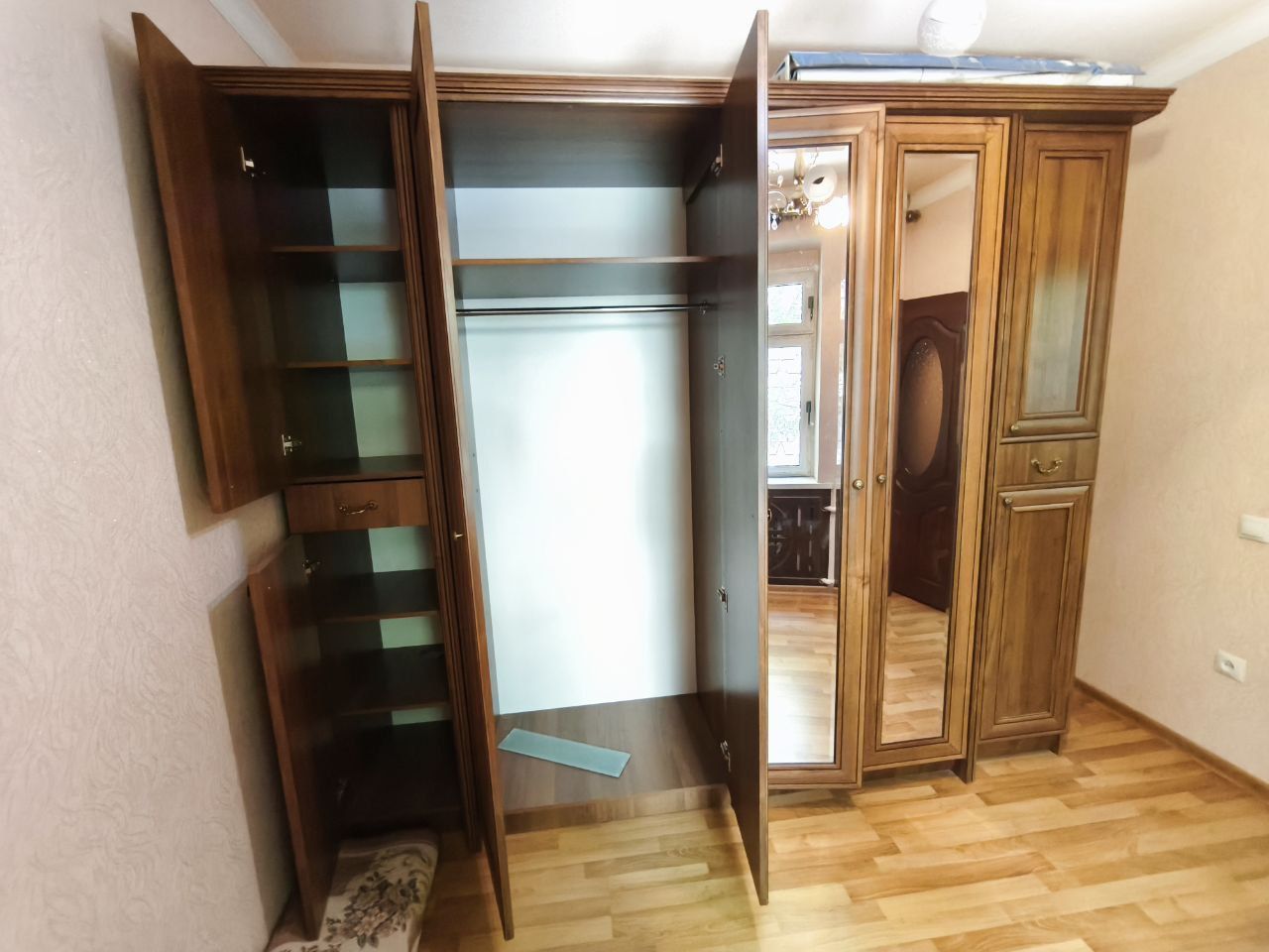 Продается спальный гарнитур