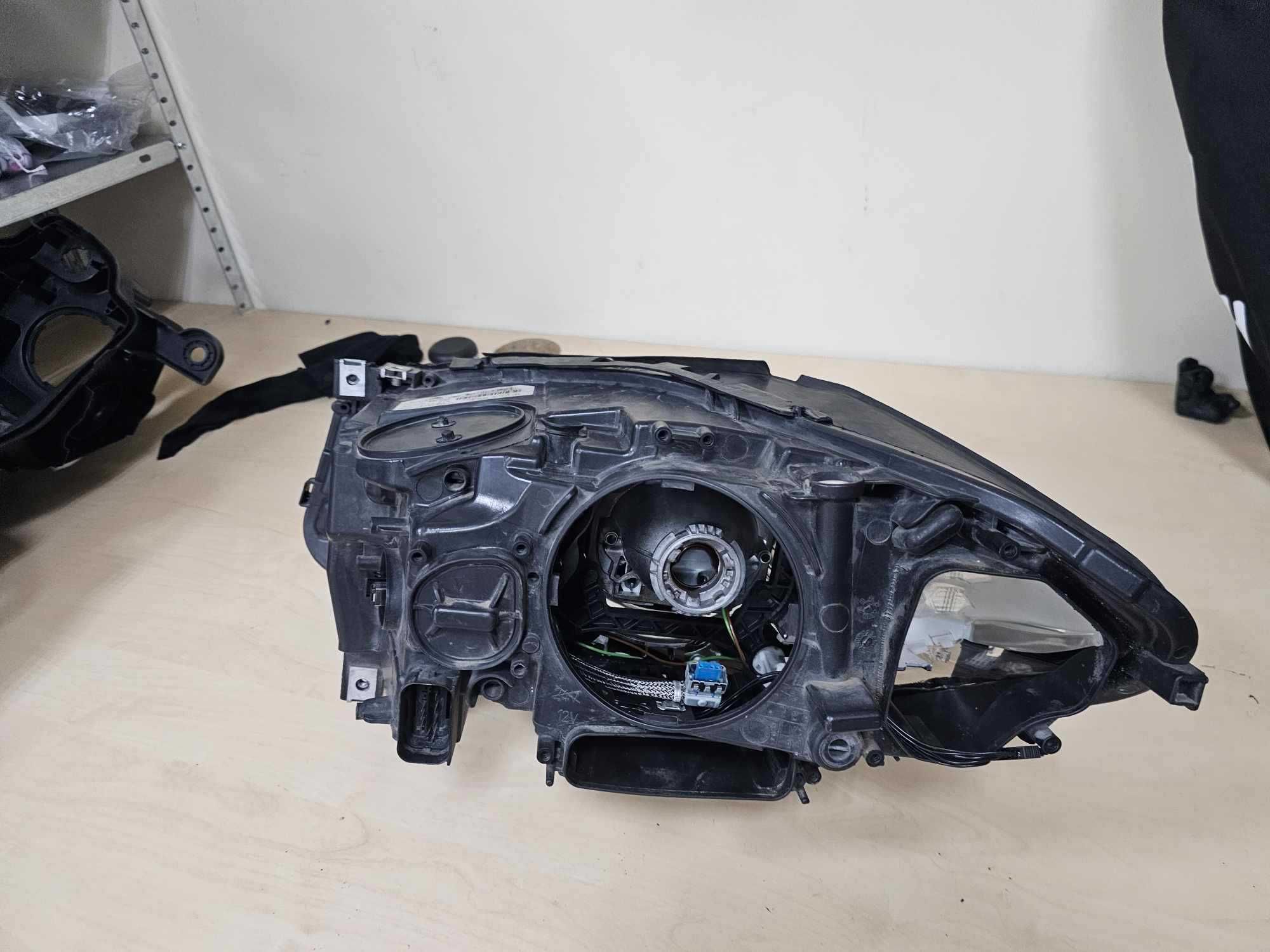 Десен фар BMW 5 F10 F11 незавиващ ксенон