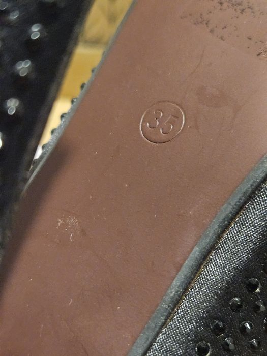 Високи затворени обувки с камъни