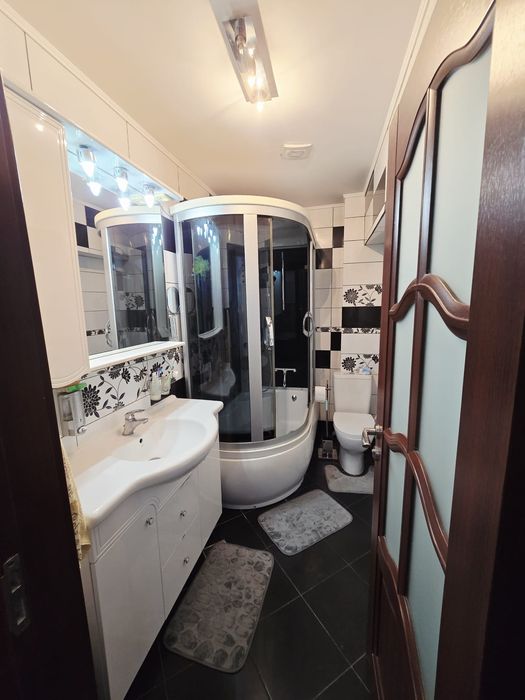 Apartament cu 3 camere + boxă și garaj de 30 mp