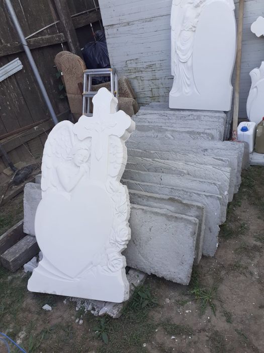 Cruci, cavouri, garduri din beton, monumente funerare