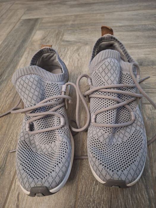 Vand pantofi sport marca Timberland