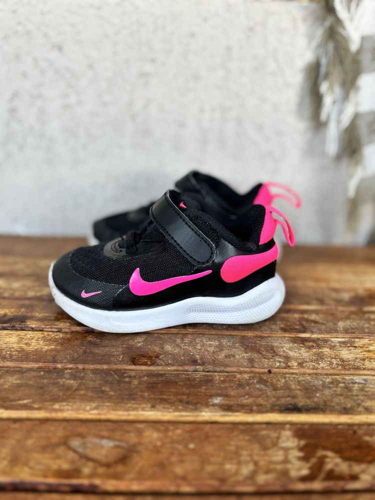 Обувки Nike и Adidas