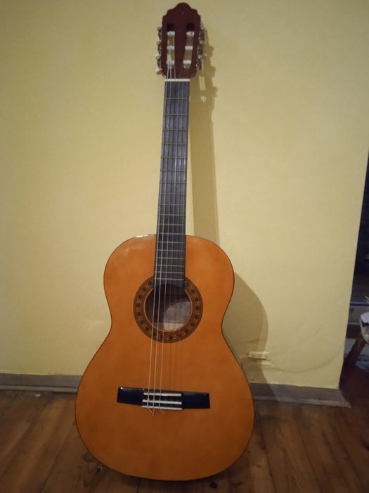 Чисто нова китара-valencia