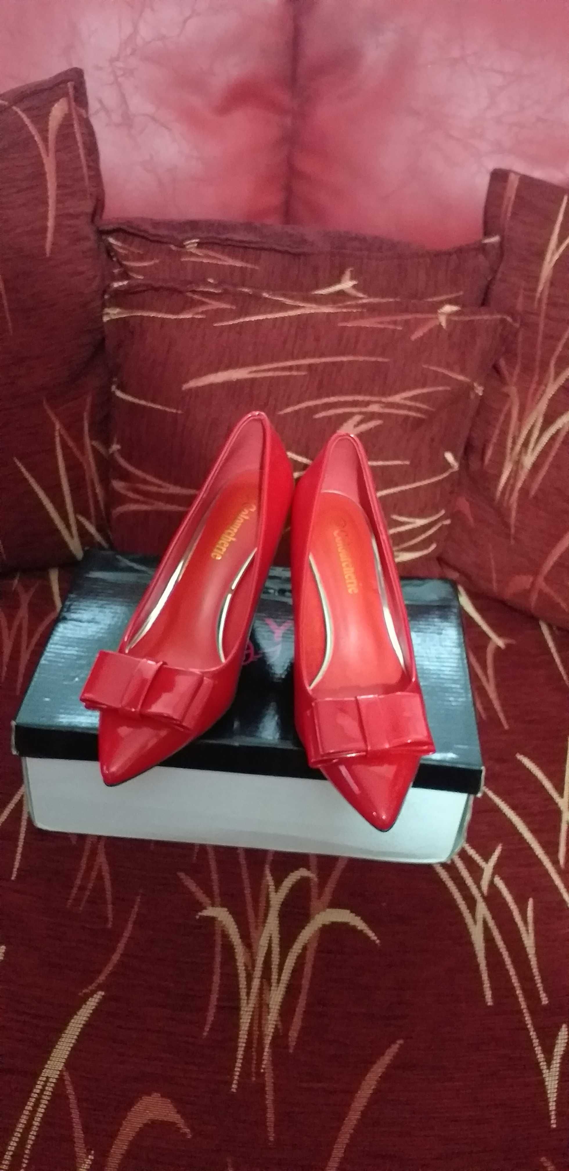 Елегантни червени лачени обувки