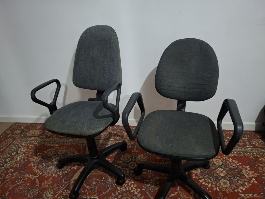 Офисные кресла две штуки по разумной цене