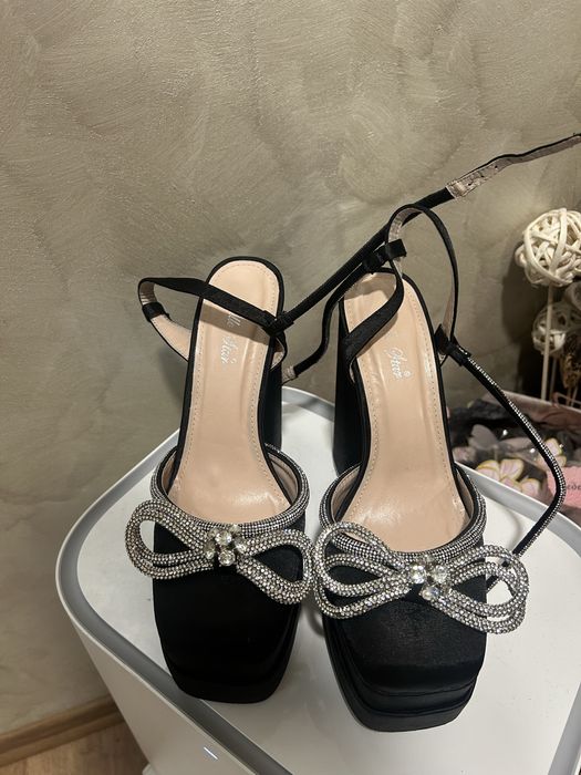 Дамски обувки с дебел ток