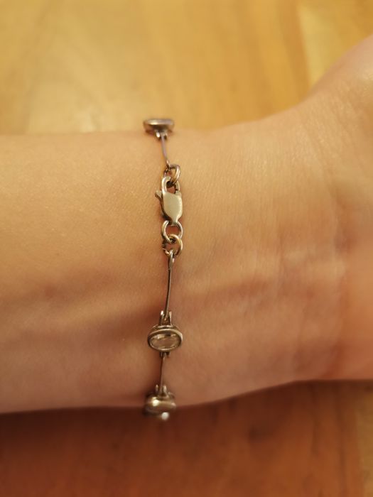 Нежна сребърна гривна с цирконии