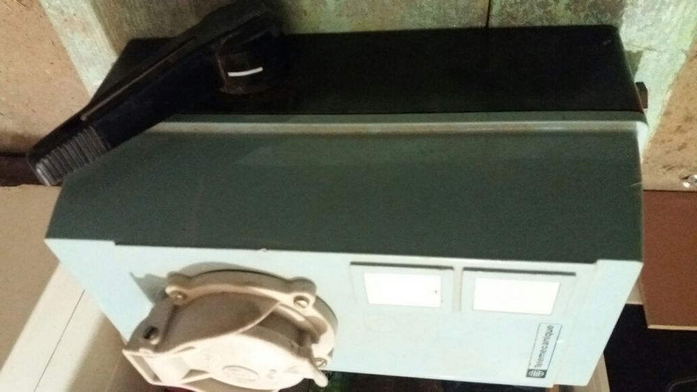 cutie cu separator de sarcina si priza