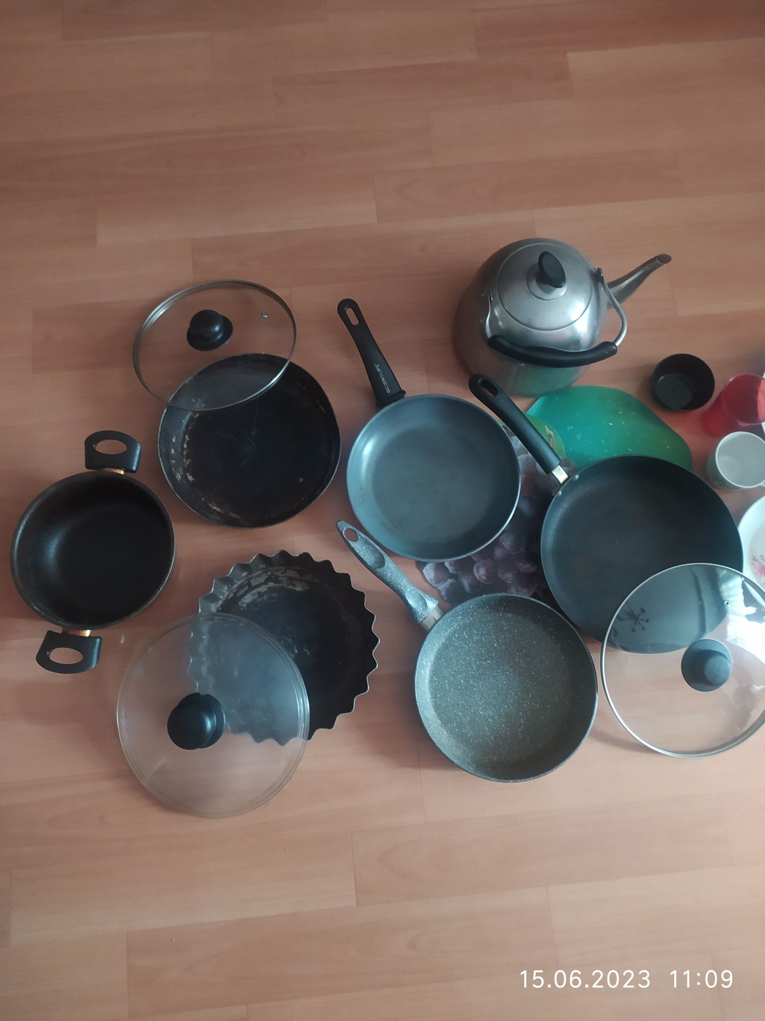 Посуда разная, сковорода, чайник, кастрюля