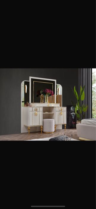 Vand masuta de machiaj