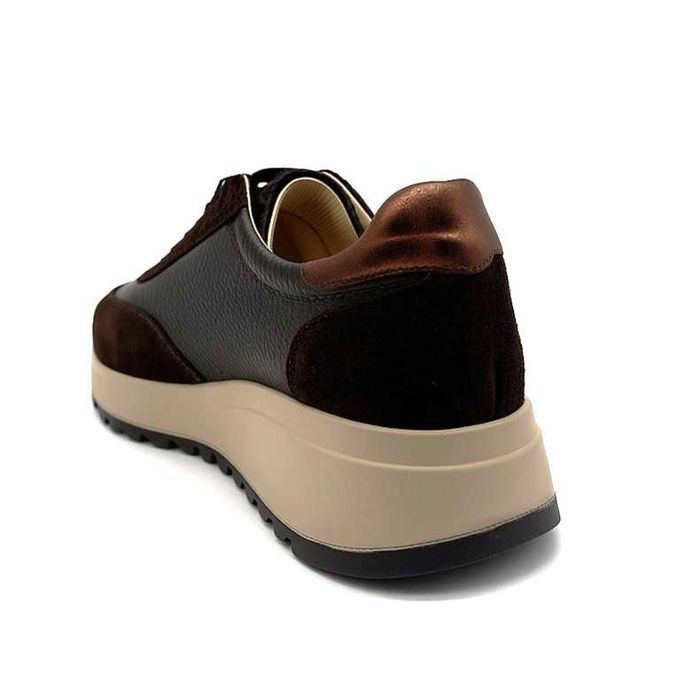 Дамски кафяви обувки от естествена кожа с платформа и златист акцент