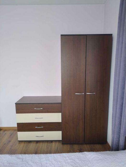 Продавам двукрилен гардероб и скрин