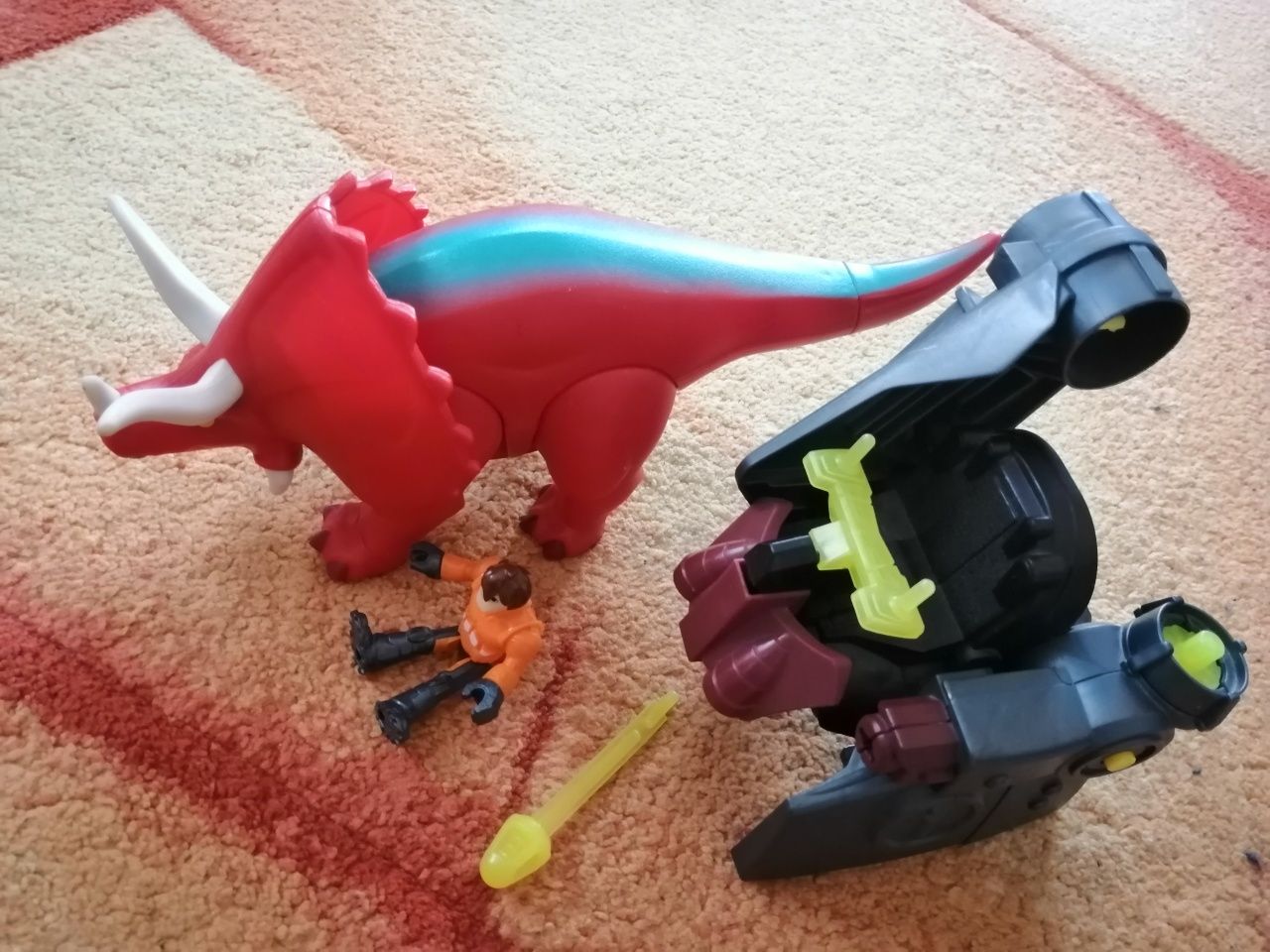 Динозавър с фигурка и стрела