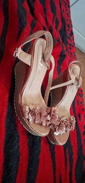 Sandale roz perlat cu platforma - marime 38