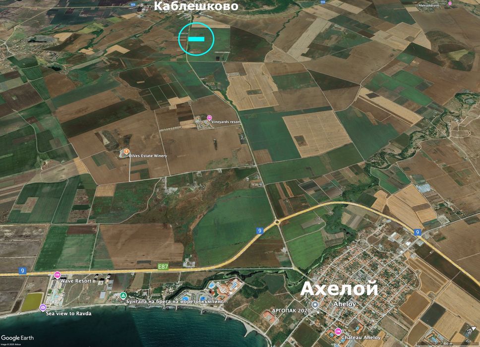 Голям имот с лице на асфалтов път до морето в землището на Каблешково