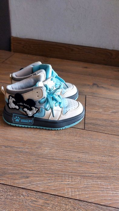 Ботиночки -кросовки для ребёнка