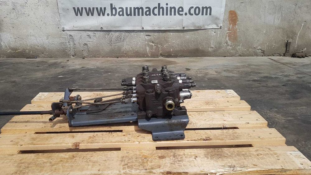 Distribuitor hidraulic Husco pentru buldoexcavator JCB