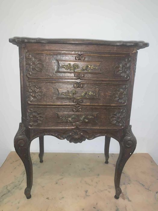 Comoda mica cu trei sertare si maner din bronz