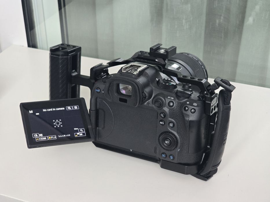 Canon R6 Mk II + cage Smallrig + adaptor EF