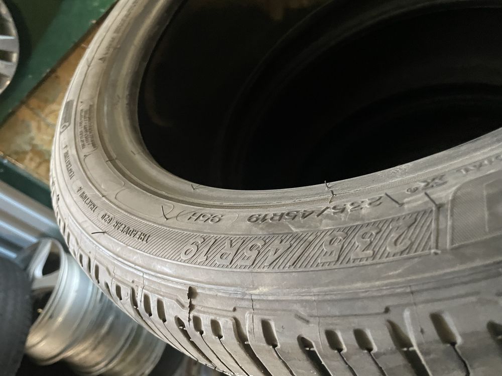 Продам шины 235/45 R19
