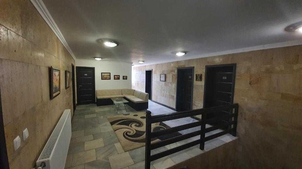 Продава се Хотел в Севлиево - 450 кв.м за 778 €/кв.м - Снимка #2