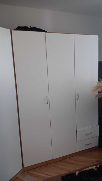 Прадавам ъглов гардерод и мет. двуетажно легло /икея/ с матраци