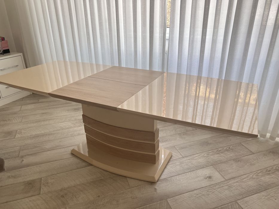 Продается шикарный стол 90х160 (220) см