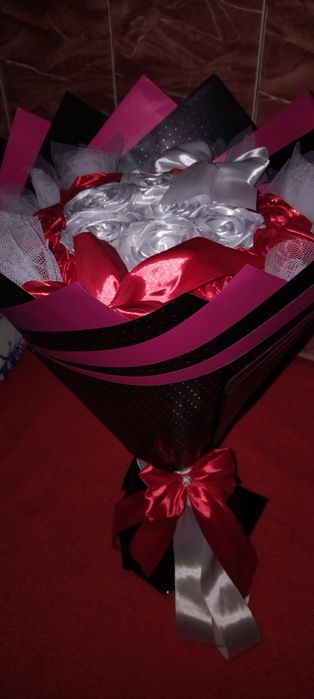 B7chete din satin realizate atent cu sclipici .cat și ornamente de cra