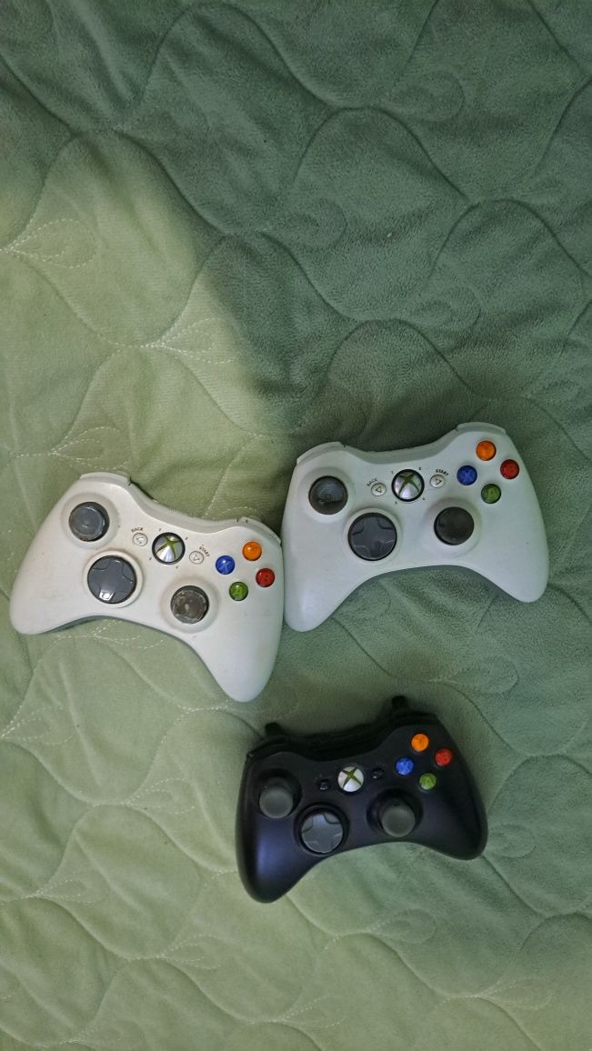 Vând xbox360 cu un joc și 3 controlere