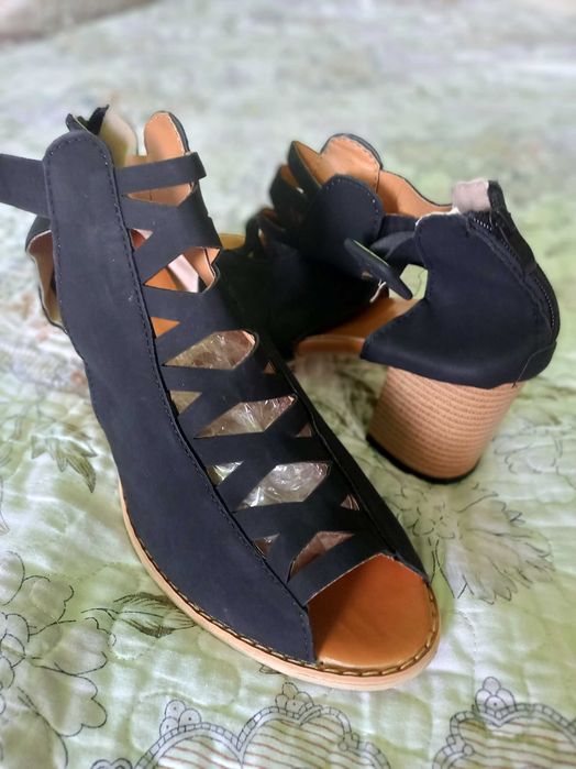 Продаются босоножки