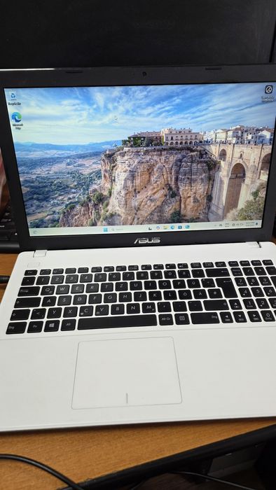 Laptop Asus impecabil ca nou merge perfect Windows 11 pe el !