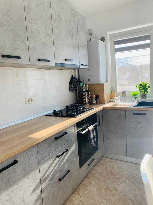 Se inchiriaza apartament 2 camere, mobilat, insorit, balcon, parcare