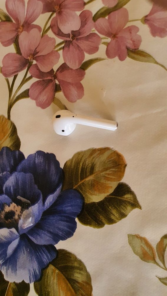 Продам левый ухо и правый ухо от Airpods 2