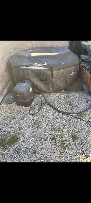 Jacuzzi. Intex..
