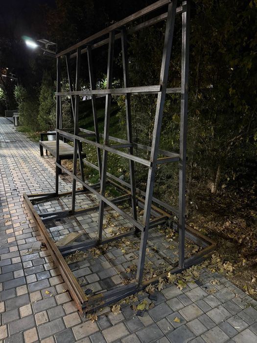 Пирамида для стекло продаётся срочно высота 3 м , длина 2,5 м