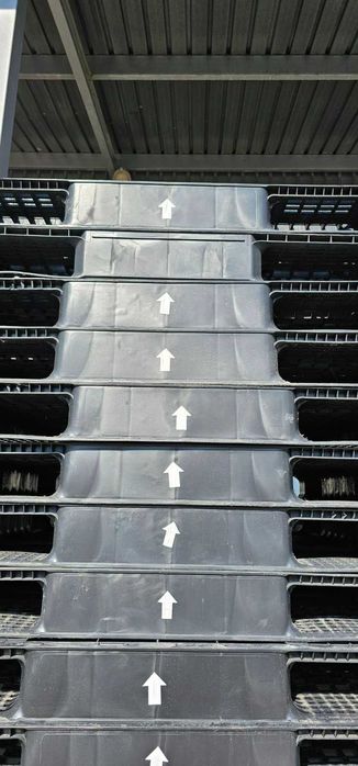 Продавам пластмасови палета.