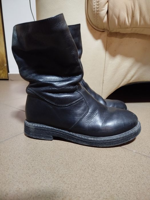 Vând aceste cizme negre din piele naturală