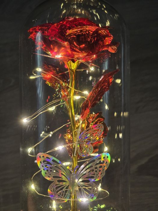 Trandafir etern cu LED-uri în pahar de sticlă – cadou romantic