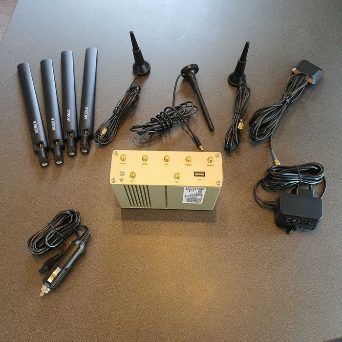 Teltonika Industrial 5G Router si antena retelistica MIMO GNSS IP67