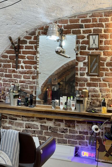 Chirie post de lucru/scaun coafor sau frizerie! Zonă centrală!