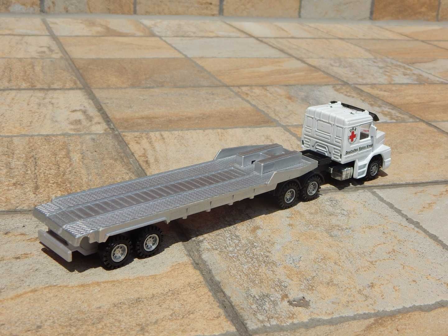 Macheta cap tractor camion Scania T92H cu trailer Maisto sc 1:50