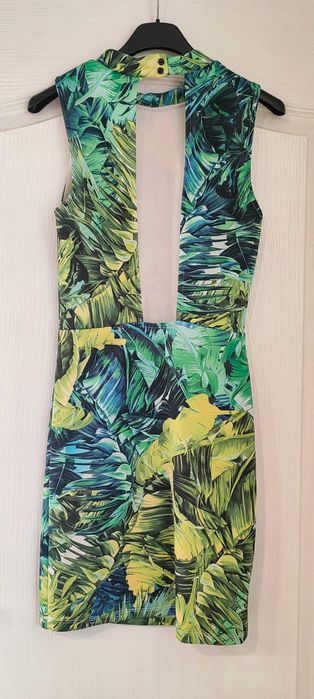 Рокля с гол гръб