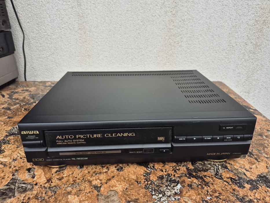 Vand Video Marca Aiwa Model HV-E1010 DH, Made in Japan

- video case